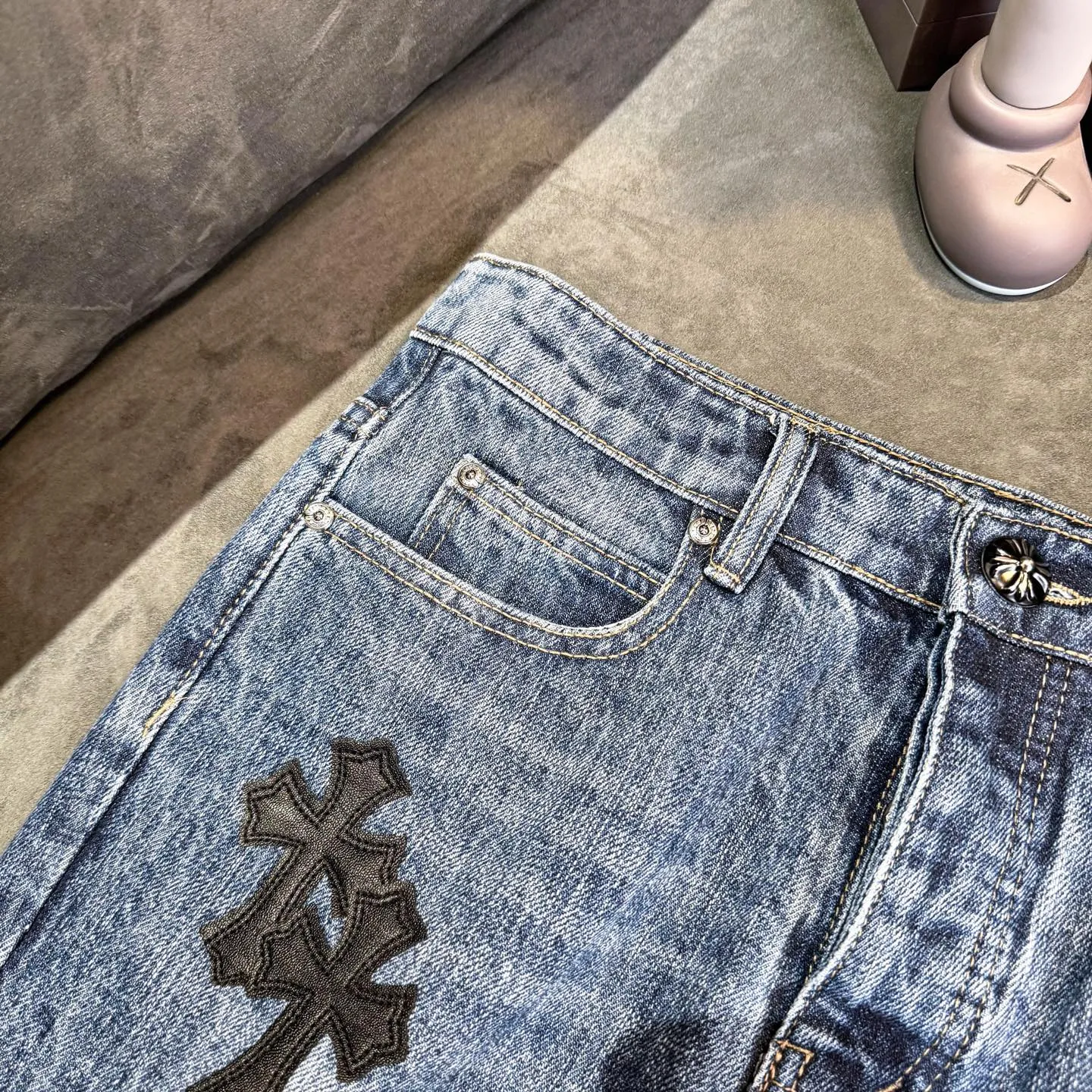 P270 ChromeHearts Chrome washed blue black and white leather straight pants, ceiling-level jeans, a pair is hard to find at the counter‼ ️About Zangyin✅This is an extremely luxurious fashion brand that can also be called the aristocracy of the high street. It has always been an exclusive brand for some hipsters or rich second generations. The color of this model is already very eye-catching by using a unique washed material. It is decorated with pink patch cross flowers, which cleverly highlights the charm of the brand. Secondly, this model adopts a classic high-waist cut design, which highlights the long legs and fashionable temperament of the upper body. The brand is highly recognizable and the slim-fitting configuration is more suitable for daily wear. The personality will be fashionable and the specifications can be seen at a glance. Materials and technology ✅ Needless to say, this point goes without saying. As an excellent craftsman brand, Zangyin's requirements for details and craftsmanship are really perfect. The washed color of this model has gone through a lot of processes, not to mention the embellishment of the denim appliqués. It is also purely handmade and sewn. Just like what they believe in, only handmade things have soul and have the meaning of wearing. A top-notch heavy-duty fashionable denim item, recommended by both hands‼ ️ Size: 28, 30, 32, 34, 36 (S-XXL) Color: blue Size reference: Pants length 100 102 104 106 106 Waist 72 76 80 84 88 Recommended weight S (about 110 pounds) M (about 120 pounds) L (about 140 pounds) XL (about 165) XXL (about 185)